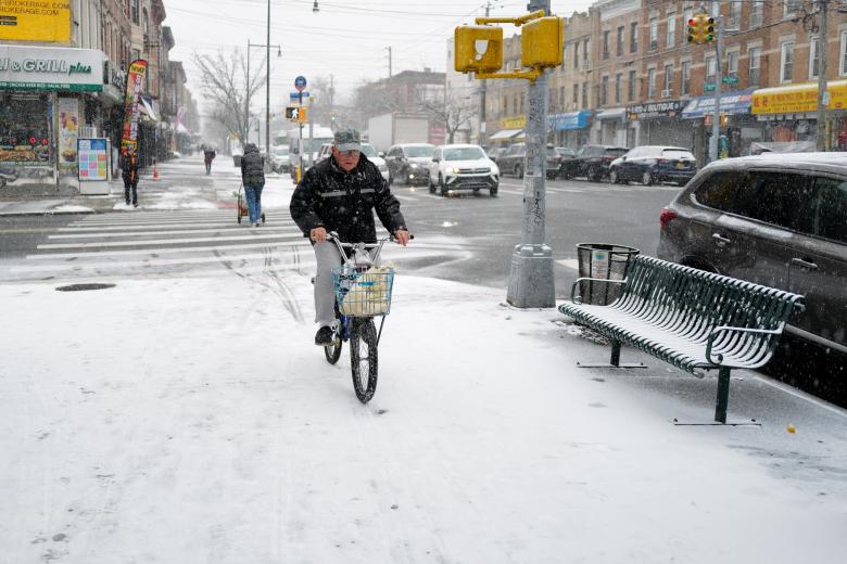 Más de 60 millones de estadounidenses están en alerta por una tormenta de nieve que afecta este lunes a buena parte del país, especialmente a la costa este, donde se esperan acumulaciones notables de nieve que ya han provocado cancelaciones de miles de vuelos y cortes de energía en algunos puntos