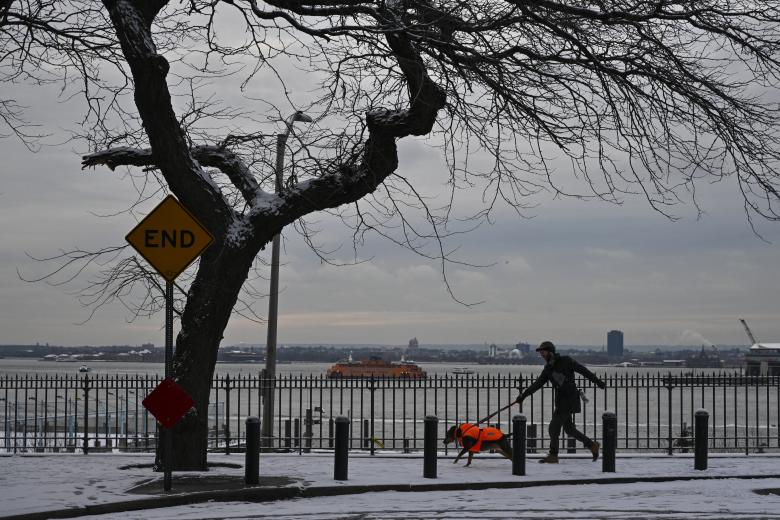 Más de 60 millones de estadounidenses están en alerta por una tormenta de nieve que afecta este lunes a buena parte del país, especialmente a la costa este, donde se esperan acumulaciones notables de nieve que ya han provocado cancelaciones de miles de vuelos y cortes de energía en algunos puntos