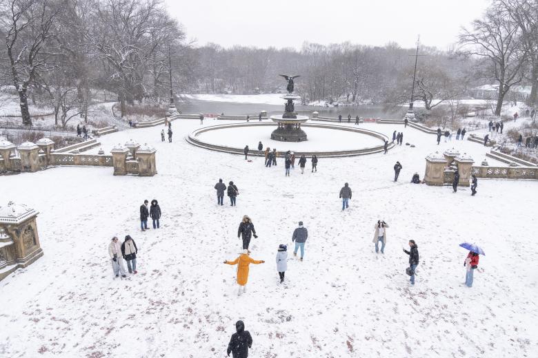 Más de 60 millones de estadounidenses están en alerta por una tormenta de nieve que afecta este lunes a buena parte del país, especialmente a la costa este, donde se esperan acumulaciones notables de nieve que ya han provocado cancelaciones de miles de vuelos y cortes de energía en algunos puntos