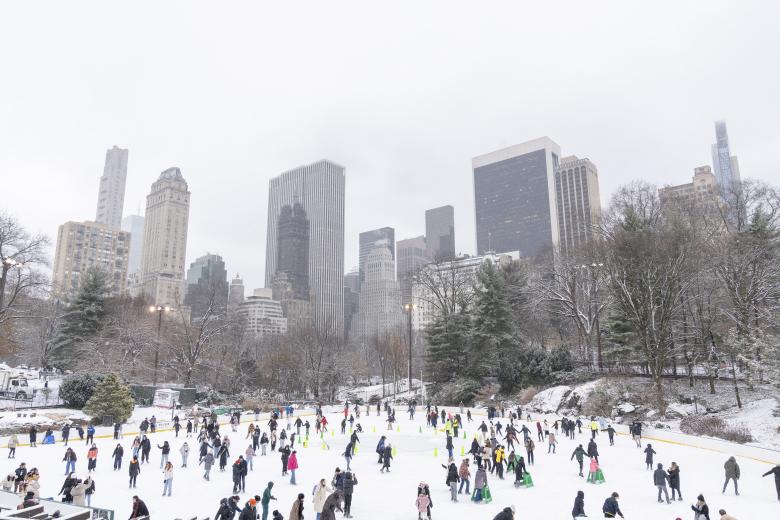 Más de 60 millones de estadounidenses están en alerta por una tormenta de nieve que afecta este lunes a buena parte del país, especialmente a la costa este, donde se esperan acumulaciones notables de nieve que ya han provocado cancelaciones de miles de vuelos y cortes de energía en algunos puntos