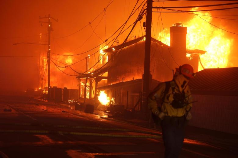 El gobernador de California, Gavin Newsom, declaró el estado de emergencia después de que se ordenó la evacuación de unas 30.000 personas