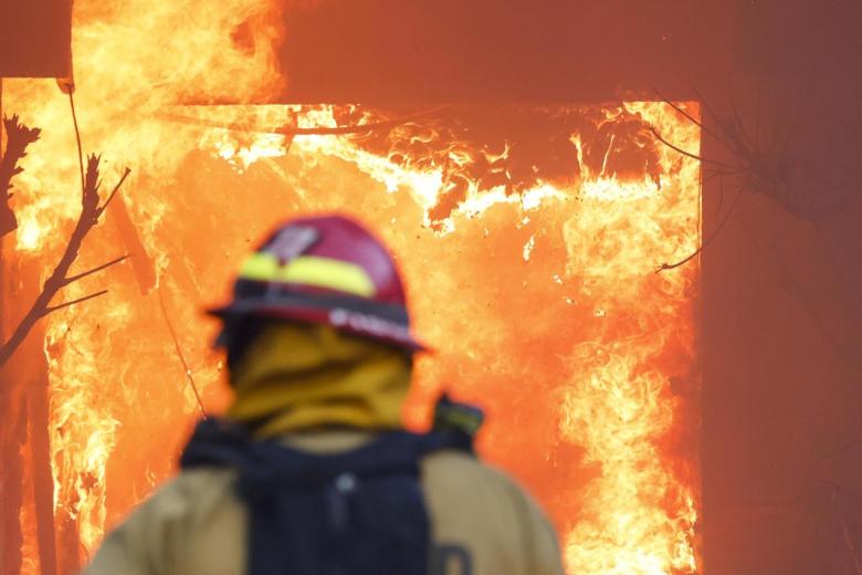 Los bomberos del condado de Los Ángeles toman posiciones para combatir el incendio forestal de Palisades en Pacific Palisades