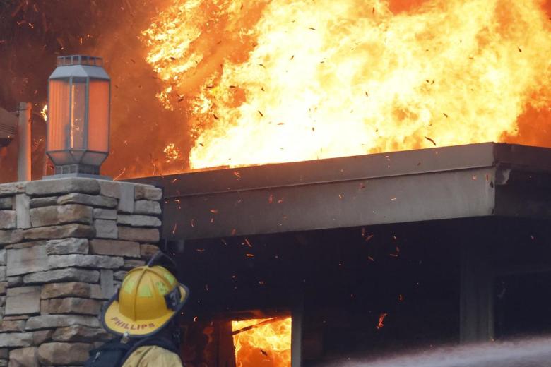 Una casa arde cerca de Los Ángeles