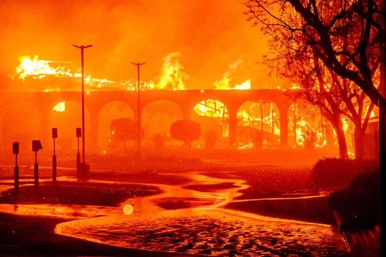 Las brasas azotan el suelo mientras las casas arden durante el incendio de Eaton en Pasadena