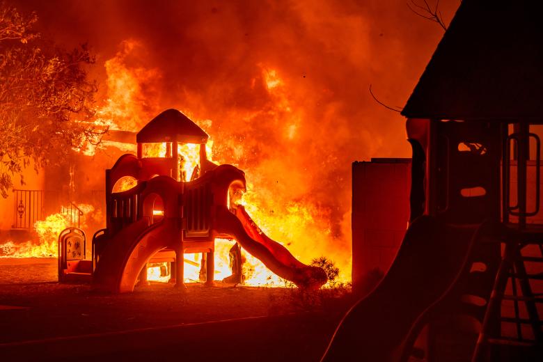 Un parque infantil arde en un barrio residencial durante el incendio de Eaton en Pasadena