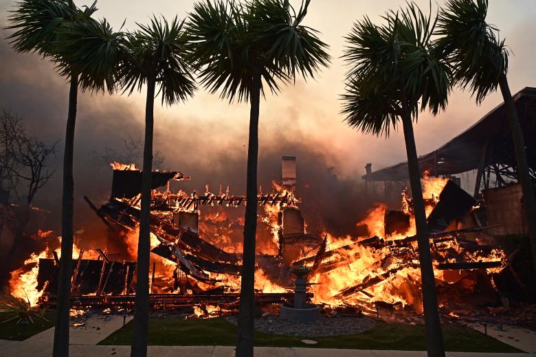 Una casa arde durante el incendio de Palisades en Pacific Palisades, California