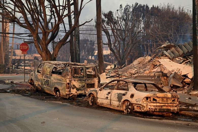 Se observan vehículos carbonizados tras el paso del incendio Palisades en Pacific Palisades