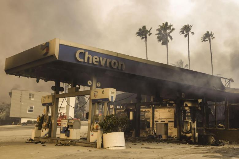 Una gasolinera quemada por el incendio forestal de Eaton en Altadena, California