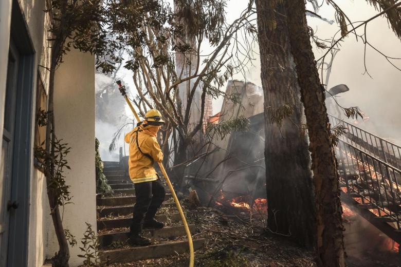 Según datos del Departamento de Silvicultura y Protección contra Incendios de California, CAL FIRE, varios incendios forestales están arrasando miles de acres y han obligado a decenas de miles de evacuaciones en el área de Los Ángeles