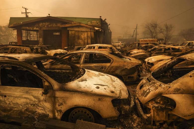 Coches calcinados tras el paso de las llamas