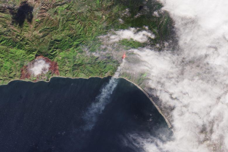 Imagen captada por la misión Sentinel-2 de Copernicus que muestra el humo que se elevaba del incendio cerca de Santa Mónica, California