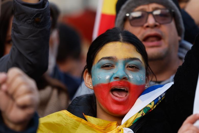 Una persona participa en la manifestación convocada en Madrid bajo el lema 'Todos somos Venezuela. Gloria al bravo pueblo' para apoyar al candidato opositor Edmundo González como presidente electo de Venezuela