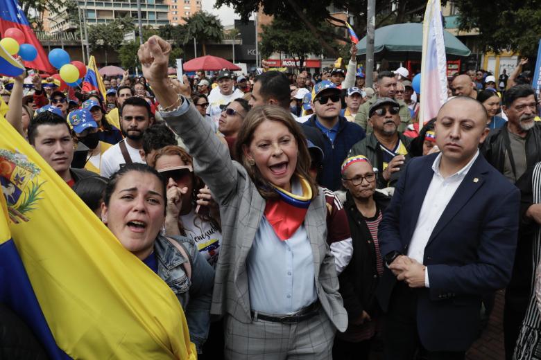 La exvicepresidenta de Colombia Marta Lucía Ramírez acompaña a venezolanos opositores durante una manifestación este jueves, en la Plaza de Lourdes en Bogotá, Colombia