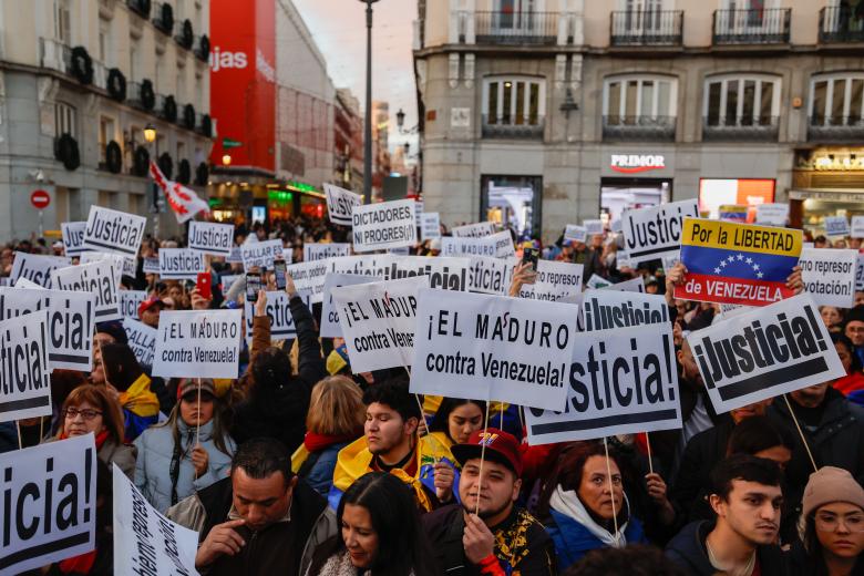 Decenas de personas participan en una manifestación convocada en Madrid