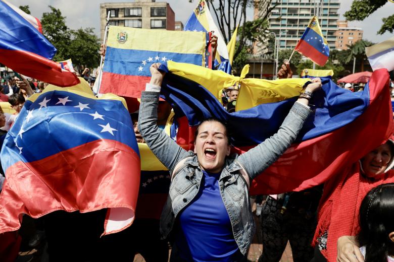 Venezolanos opositores asisten a una manifestación este jueves, en la Plaza de Lourdes en Bogotá