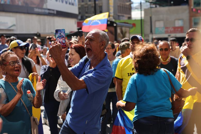 Los opositores al gobierno gritan consignas durante la manifestación convocada en Caracas por la oposición