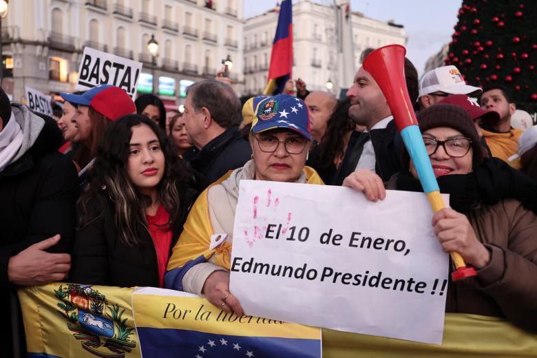 Una manifestante sostiene un cartel en apoyo al candidato electo, Edmundo González Urrutia, en la manifestación convocada en Madrid