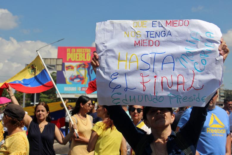 Manifestantes participan en una protesta convocada por la oposición, en San Cristóbal, Venezuela