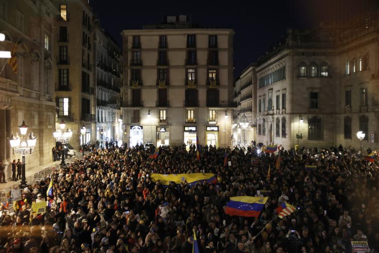 Decenas de personas durante la concentración convocada por SOS Venezuela bajo el lema 'Gloria al Bravo Pueblo' en apoyo al excandidato presidencial, Edmundo Gonzalez, en la plaza de Sant Jaume, en Barcelona