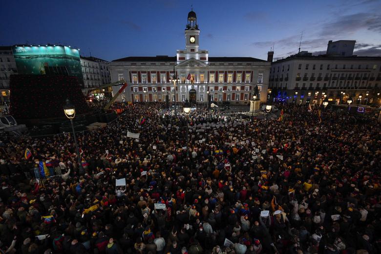 Cientos de personas durante la concentración contra el régimen de Nicolás Maduro antes de la toma de posesión como presidente de Venezuela, en la Puerta del Sol