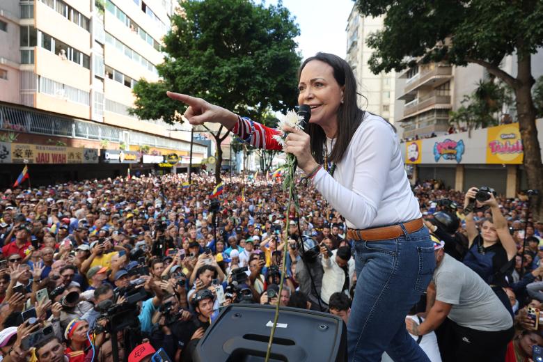 La líder antichavista María Corina Machado ha pronunciado un discurso este jueves, en una manifestación en Caracas. Machado anunció, a un día de la toma de posesión presidencial, el comienzo de una 'nueva fase' del proceso para 'la libertad de Venezuela', y pidió a los ciudadanos estar atentos a las señales sobre los próximos pasos