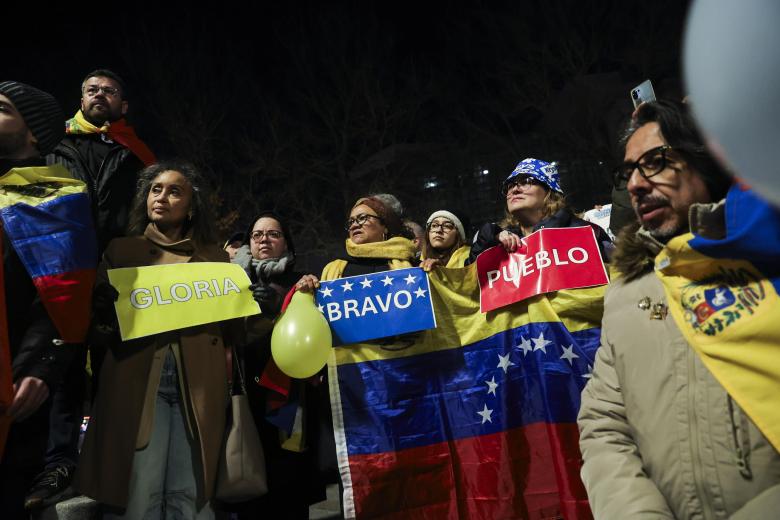 Manifestantes por la democracia en Venezuela, en la Plaza de la Bastilla en París, Francia