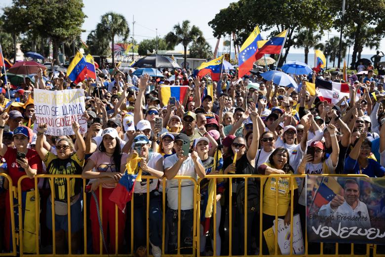 Venezolanos opositores asisten a una manifestación convocada este jueves, en Santo Domingo, República Dominicana