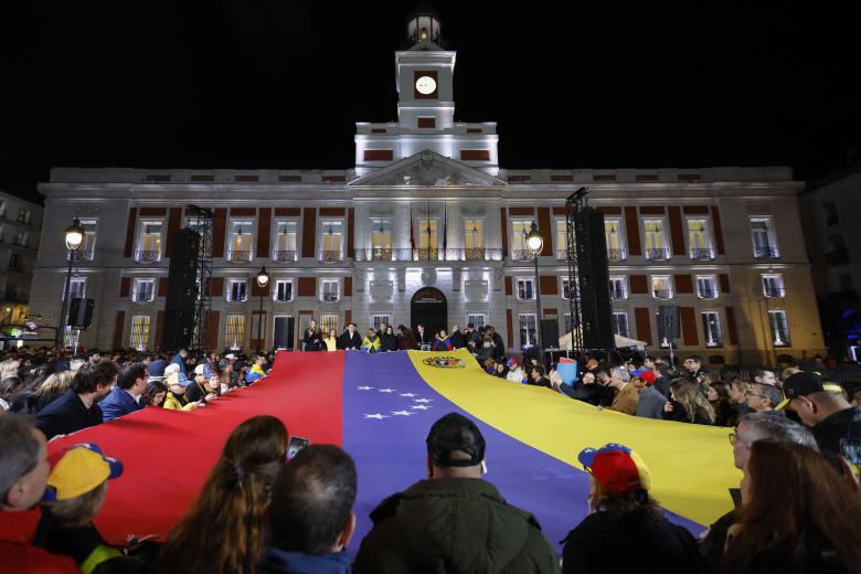 Miles de personas, la mayoría venezolanos residentes en España y también turistas, se manifestaron en la Puerta del Sol de Madrid para apoyar a Edmundo González Urrutia