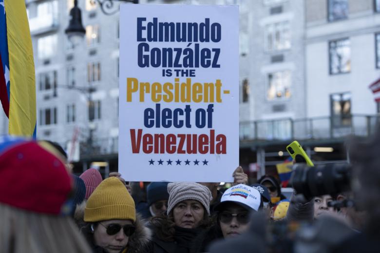 Venezolanos opositores participan en una manifestación en apoyo a la líder antichavista María Corina Machado y al líder opositor Edmundo González este jueves, frente a la estatua del libertador Simón Bolívar en Central Park, en Nueva York