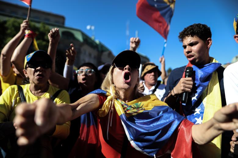 Venezolanos opositores participan en una manifestación en la Plaza Mayor este jueves, en Buenos Aires, Argentina