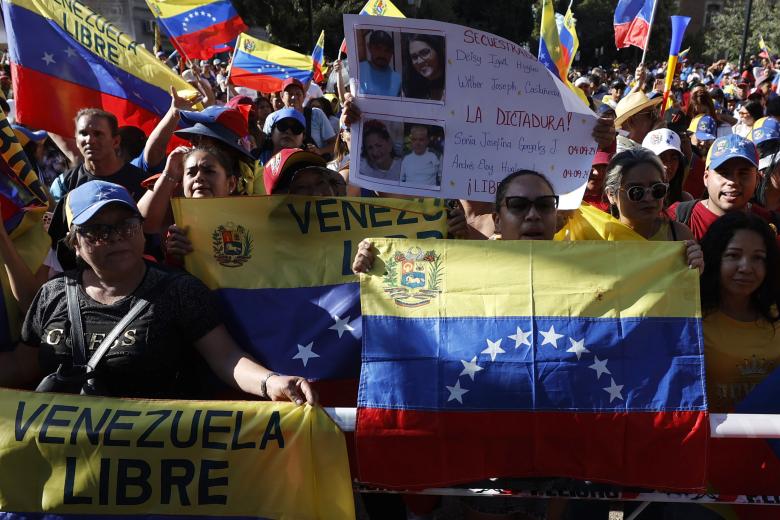 Venezolanos opositores participan de una manifestación en apoyo a la líder antichavista María Corina Machado y al líder opositor Edmundo González este jueves, en Santiago, Chile