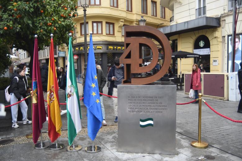 Inauguración del monumento al 4-D en la plaza de las Tendillas