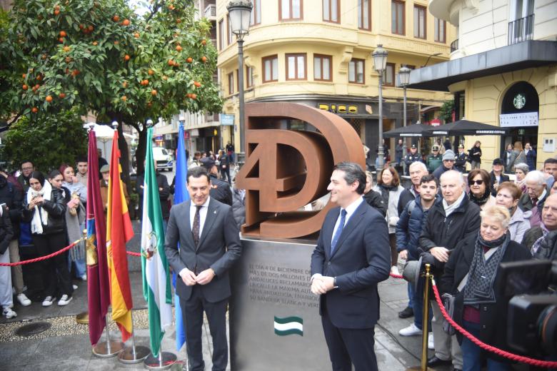 Inauguración del monumento al 4-D en la plaza de las Tendillas