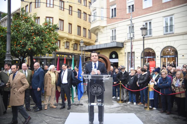 Inauguración del monumento al 4-D en la plaza de las Tendillas