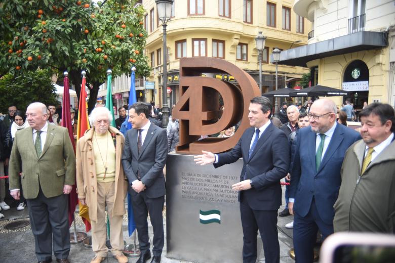 Inauguración del monumento al 4-D en la plaza de las Tendillas