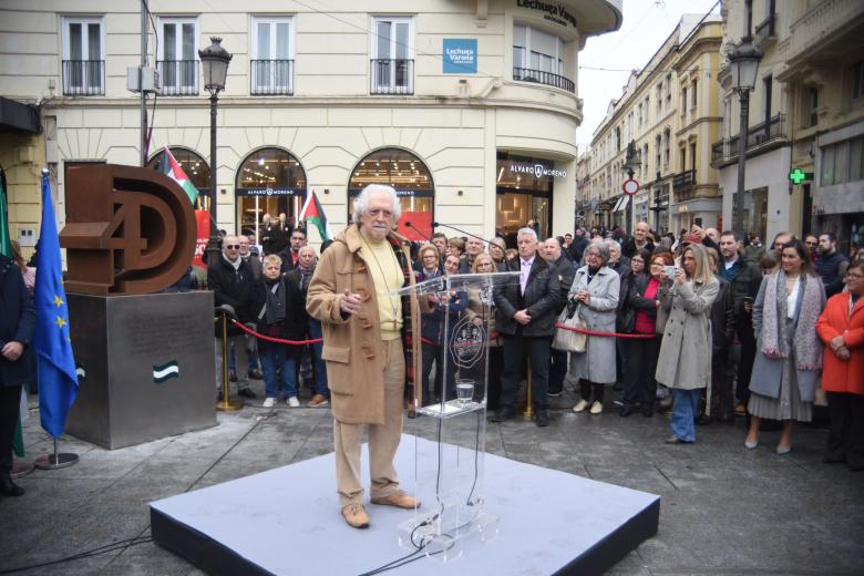 Inauguración del monumento al 4-D en la plaza de las Tendillas