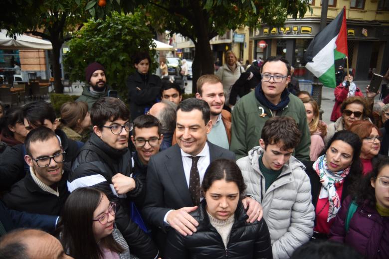 Inauguración del monumento al 4-D en la plaza de las Tendillas