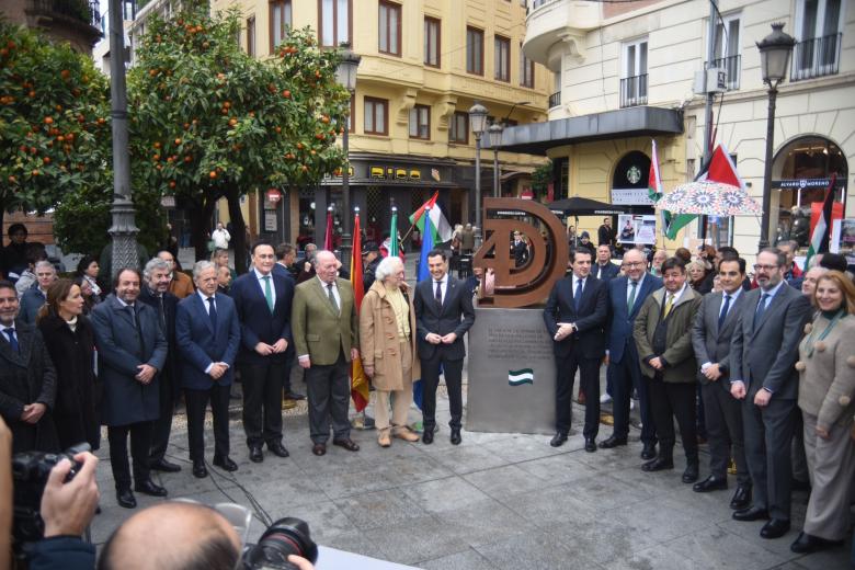 Inauguración del monumento al 4-D en la plaza de las Tendillas