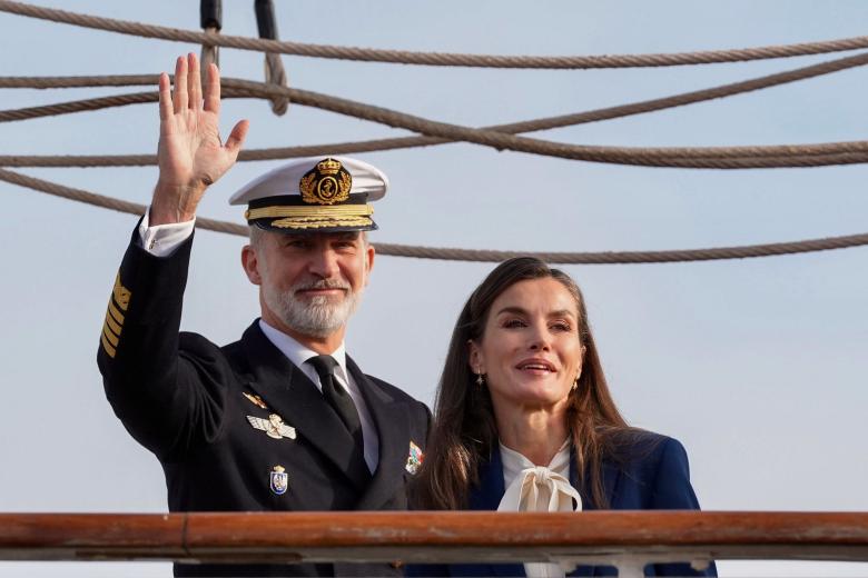 Los Reyes Felipe y Letizia saludan al público a bordo del buque escuela de la Armada española Juan Sebastián de Elcano