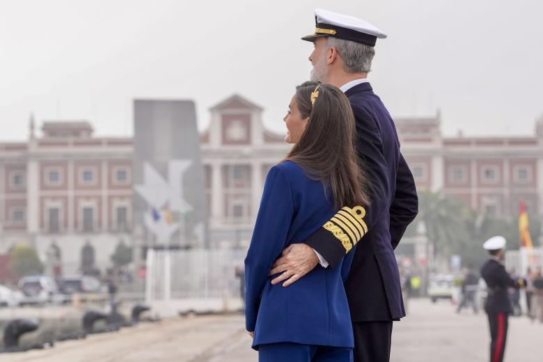 El Rey Felipe VI y la Reina Letizia presenciando la salida del buque del puerto de Cádiz