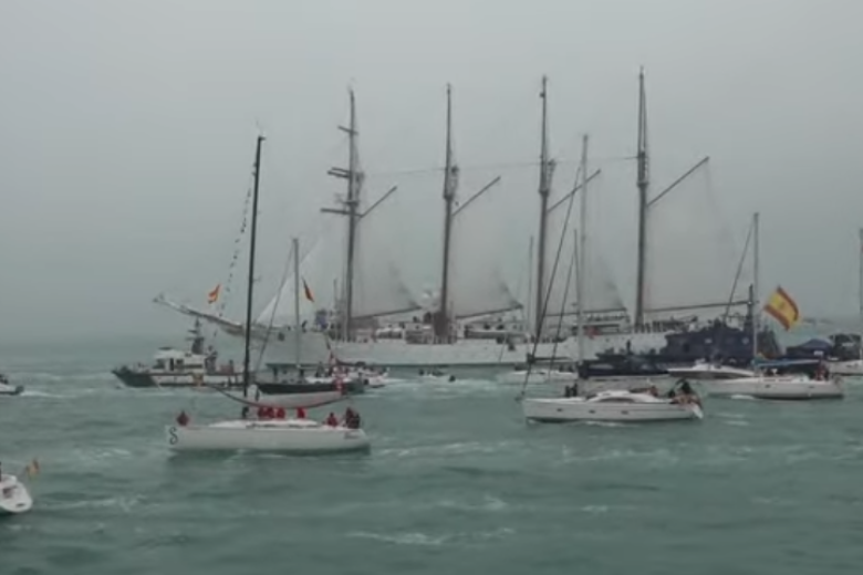 El velero Juan Sebastián de Elcano saliendo del puerto de Cádiz, tras partir puntualmente a las 12 horas