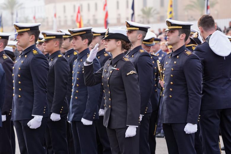 La Princesa Leonor a su llegada al buque escuela junto a sus compañeros