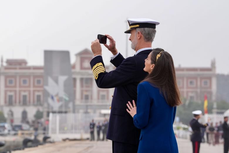 Felipe VI ha aprovechado para captar el momento con su propio teléfono móvil