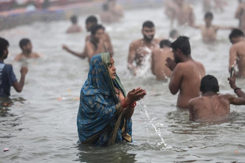 Los devotos hindúes se reúnen para tomar un «baño sagrado» enPrayagraj