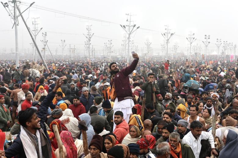 Los devotos hindúes se reúnen para celebrar el Kumbh Mela en la India