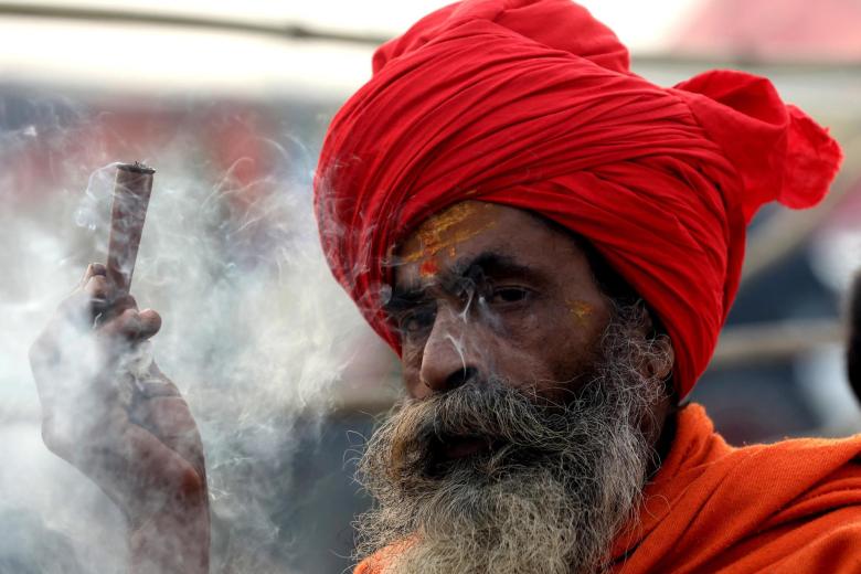 Un peregrino hindú fumando