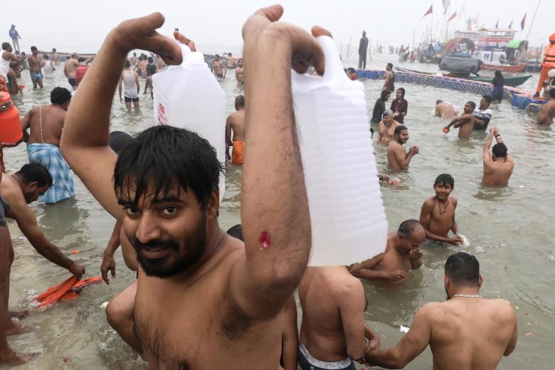 Peregrinos dándose un "baño sagrado"