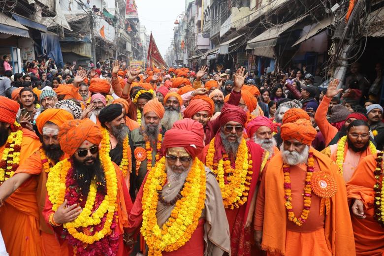 Un grupo de hindúes devotos celebrando el Kumbh Mela