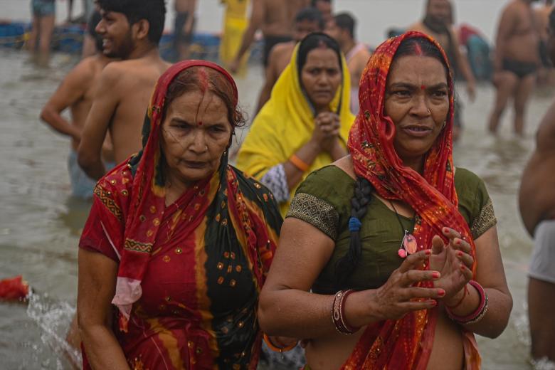 Un grupo de mujeres aguardando para darse un "baño sagrado"