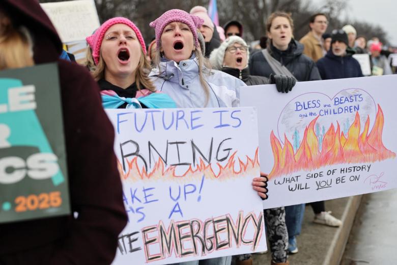 Un grupo de mujeres sostienen unas pancartas durante la manifestación contra el regreso de Donald Trump en Washington D.C.